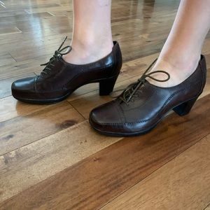 Clarks NEVER WORN brown tie heeled shoes